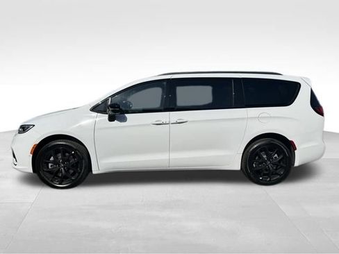 New 2026 Chrysler Pacifica Limited AWD/4WD image 4