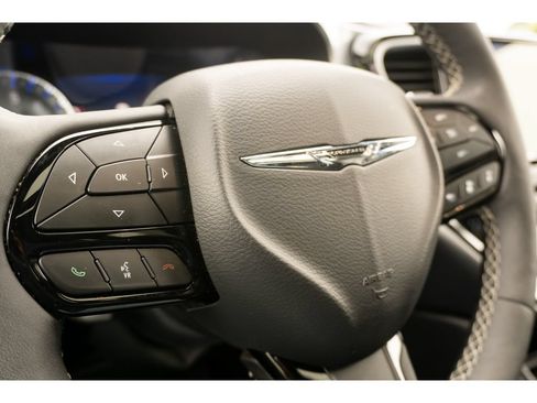 Used 2025 Chrysler Pacifica Limited FWD image 32