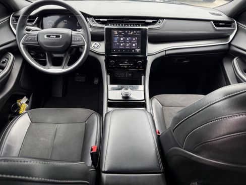 Used 2023 Jeep Grand Cherokee L Laredo image 13