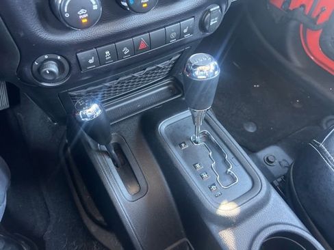 Used 2015 Jeep Wrangler Unlimited Rubicon w/ Connectivity Group AWD/4WD image 27
