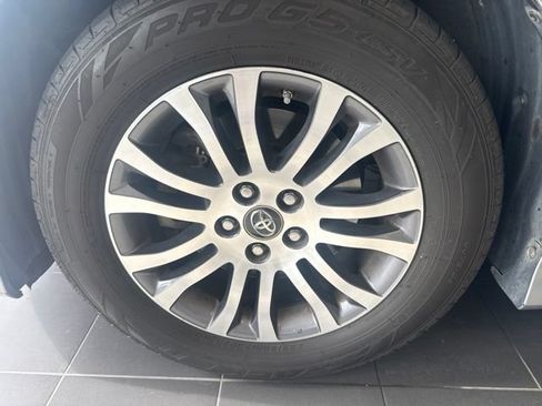 Used 2018 Toyota Sienna XLE FWD image 2