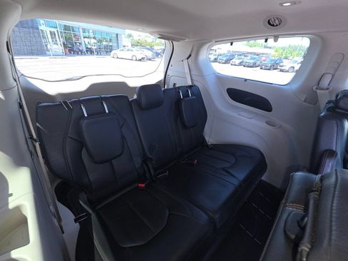 Used 2018 Chrysler Pacifica Touring-L FWD image 8
