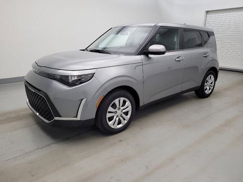 Used 2023 Kia Soul LX FWD image 2