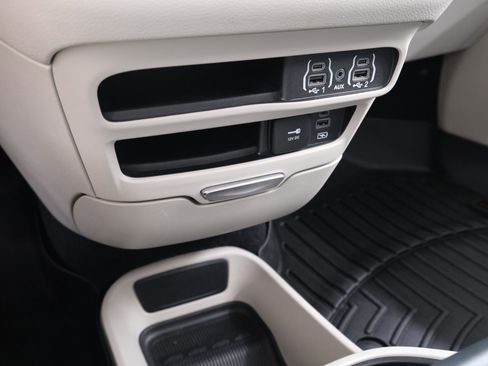 Used 2022 Chrysler Pacifica Touring-L FWD image 21