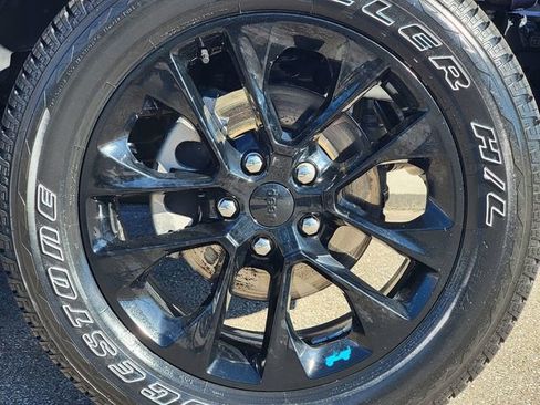 Certified 2023 Jeep Wrangler Unlimited Sahara w/ Cold Weather Group image 17