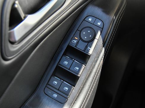 Used 2025 Nissan Rogue SV FWD image 33
