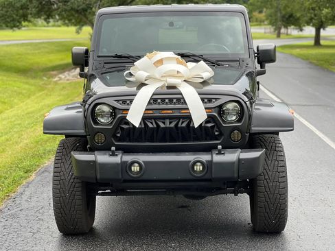 Used 2014 Jeep Wrangler Unlimited Sahara w/ Dual Top Group AWD/4WD image 2