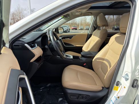 Used 2020 Toyota RAV4 Limited image 10