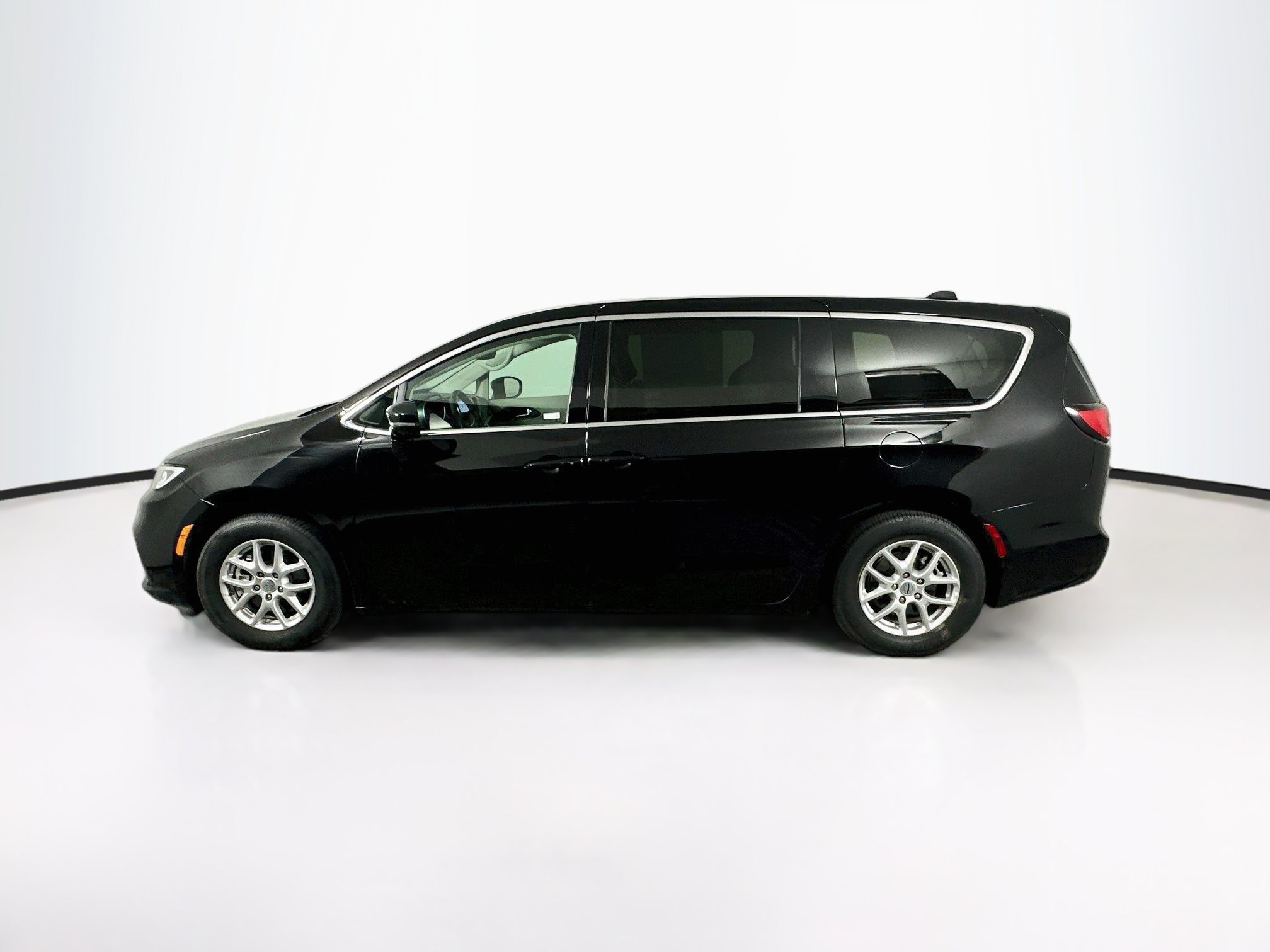Used 2024 Chrysler Pacifica Touring-L FWD image 4