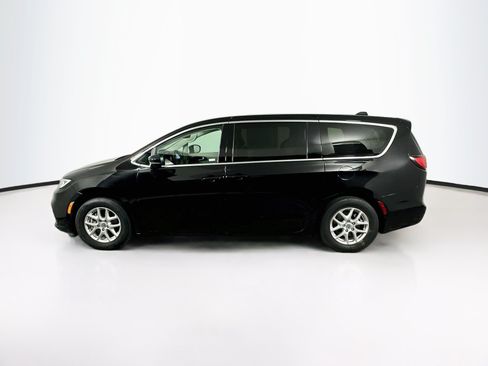 Used 2024 Chrysler Pacifica Touring-L FWD image 4