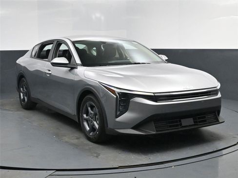 New 2025 Kia K4 LXS image 8