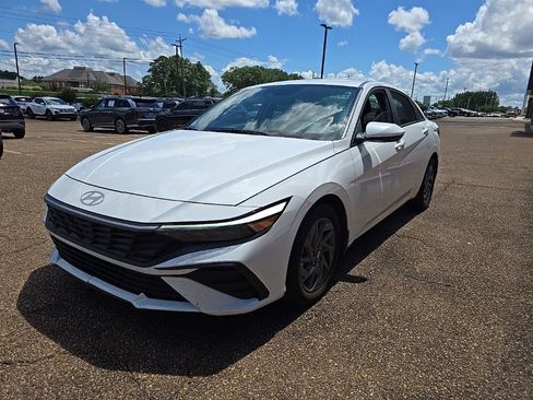 Used 2024 Hyundai Elantra SEL FWD image 7