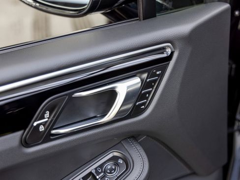 Certified 2025 Porsche Macan image 24