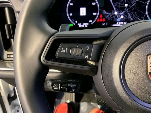 Used 2025 Porsche Cayenne image 27