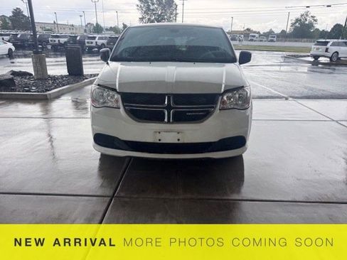 Used 2019 Dodge Grand Caravan SE FWD image 2