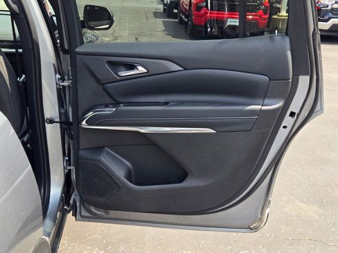 Used 2025 Chevrolet Traverse LT image 9