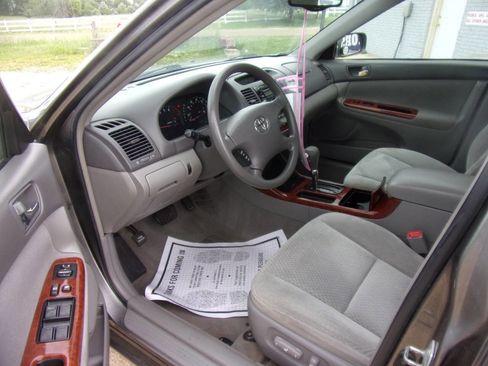 Used 2004 Toyota Camry XLE FWD image 2