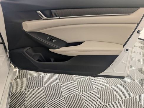 Used 2019 Honda Accord EX image 32