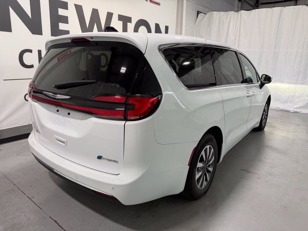 Used 2023 Chrysler Pacifica Touring-L FWD image 22
