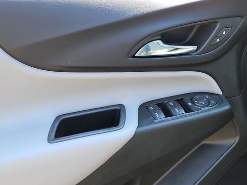 Used 2018 Chevrolet Equinox LS image 12