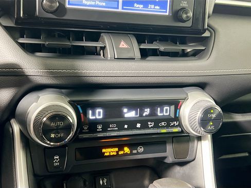 Used 2019 Toyota RAV4 XLE FWD image 27