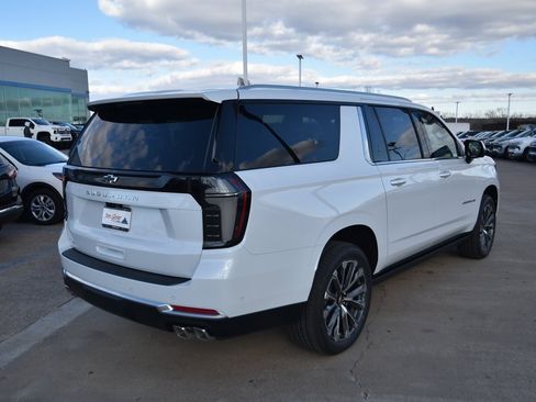 New 2026 Chevrolet Suburban High Country image 4