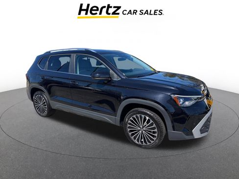 Used 2025 Volkswagen Taos SE image 1
