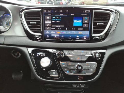 Used 2025 Chrysler Pacifica Select FWD image 18