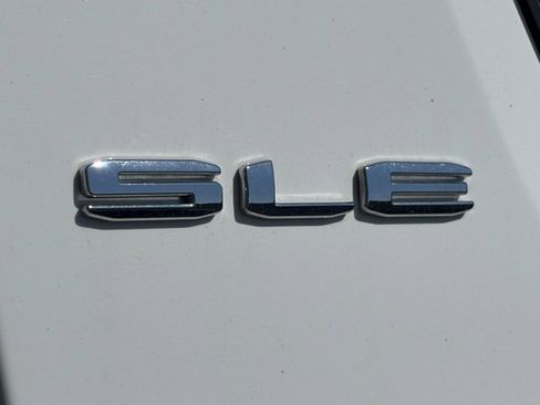 Certified 2022 GMC Acadia SLE w/ Driver Convenience Package image 8