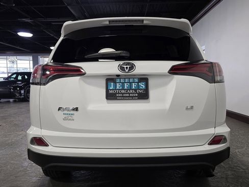 Used 2018 Toyota RAV4 LE image 5