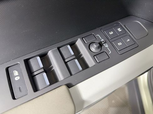 Used 2023 Land Rover Defender 110 SE image 18