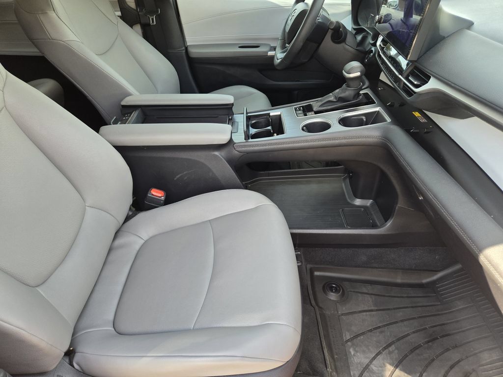 Used 2026 Toyota Sienna XLE FWD image 13