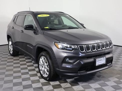 Used 2023 Jeep Compass Latitude image 1