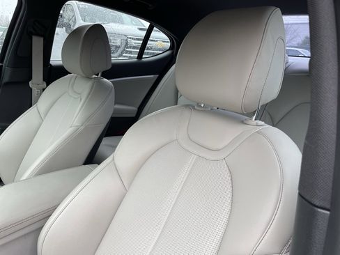 Used 2022 Genesis G70 2.0T image 23