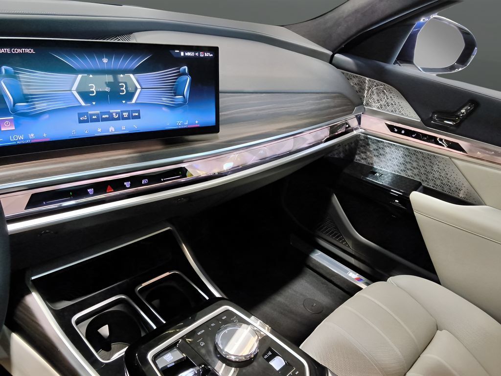 Used 2023 BMW 760i xDrive w/ Executive Package AWD/4WD image 18