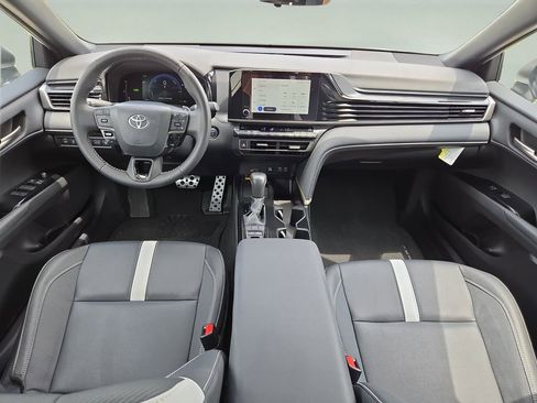 Used 2025 Toyota Camry SE FWD image 9