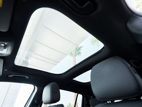 Used 2025 Mercedes-Benz GLB 250 GLB 250 w/ Exclusive Package image 31