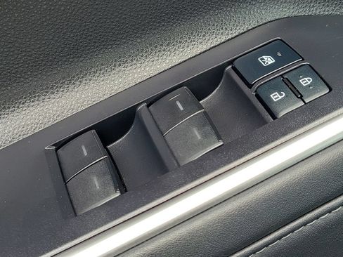 Used 2022 Toyota Highlander XLE FWD image 28