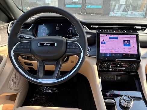 New 2025 Jeep Grand Cherokee Limited image 11