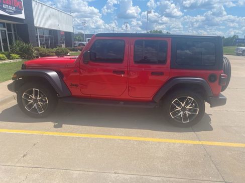 Used 2024 Jeep Wrangler Unlimited Sport AWD/4WD image 9