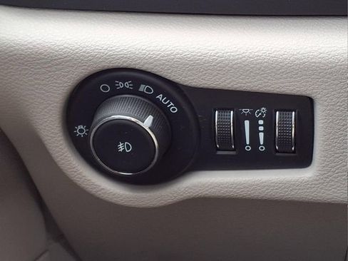 Used 2024 Chrysler Pacifica Touring-L image 23