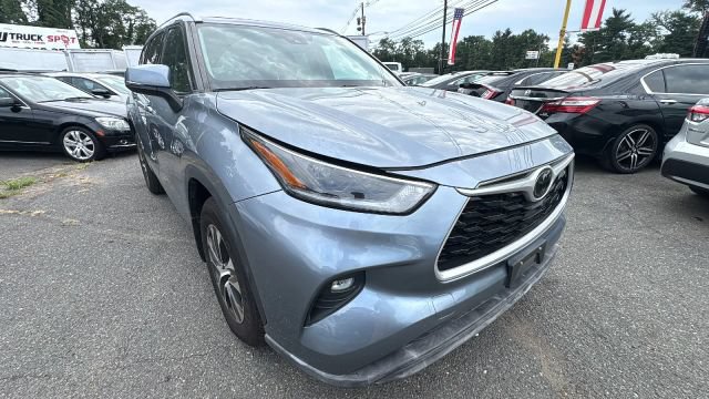 Used 2021 Toyota Highlander XLE AWD/4WD image 3