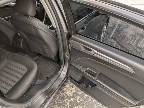Used 2019 Ford Fusion SE FWD image 14
