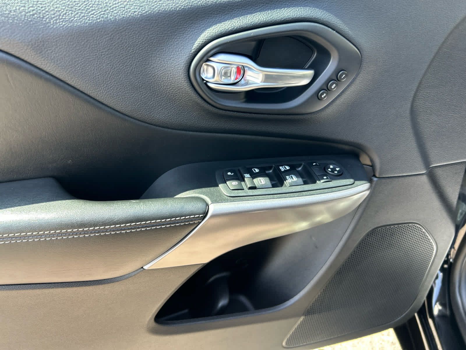 Used 2019 Jeep Cherokee Overland w/ Technology Group AWD/4WD image 11