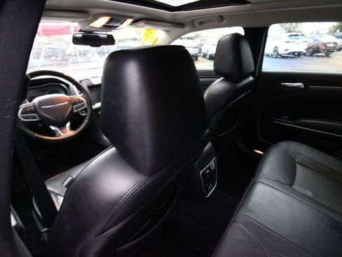 Used 2018 Chrysler 300 Limited image 24