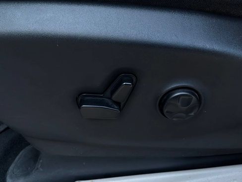 Used 2023 Chrysler Pacifica Touring-L FWD image 12
