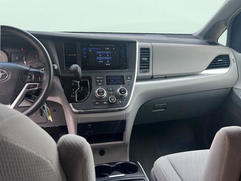 Used 2017 Toyota Sienna LE image 14