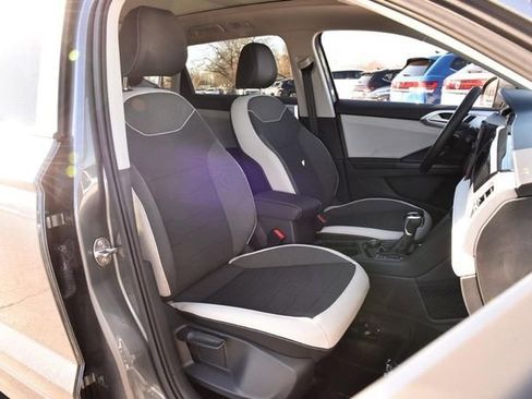 New 2025 Volkswagen Taos SE image 20