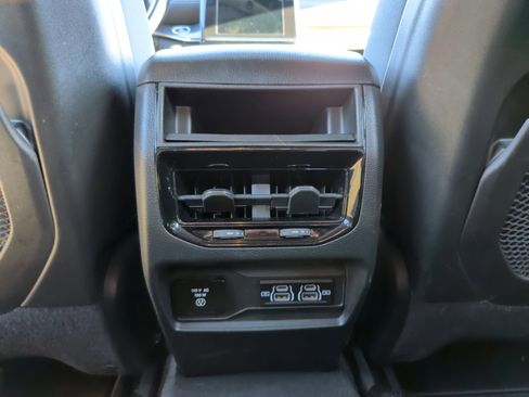 Used 2022 Jeep Grand Cherokee Altitude image 32