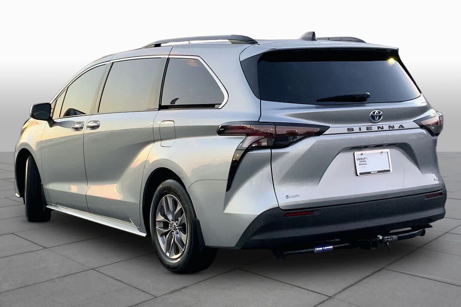 Used 2025 Toyota Sienna XLE FWD image 11